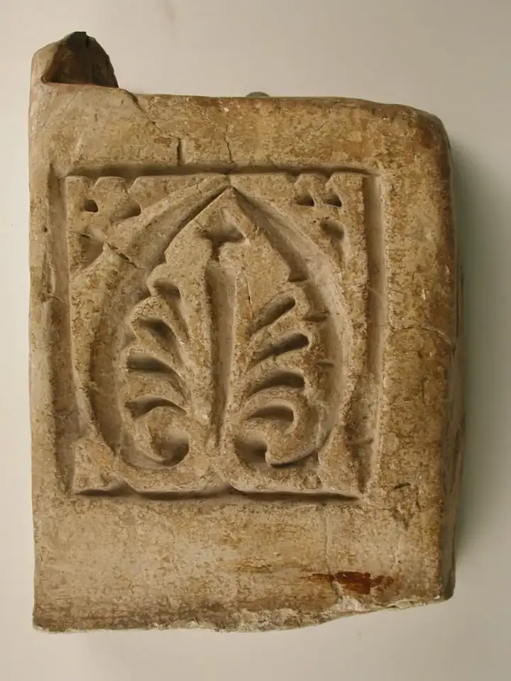 Alçı duvar panosu, 10. yüzyıl