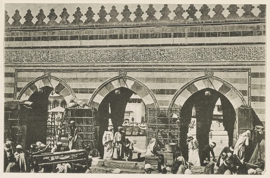 Bâb-ı Alî: Harem-i Şerîf'in doğu köşesindeki kapı, y. 1914 (neşir 1916) — Library of Congress, Prints & Photographs — B. Moritz, a.g.e., levha 75