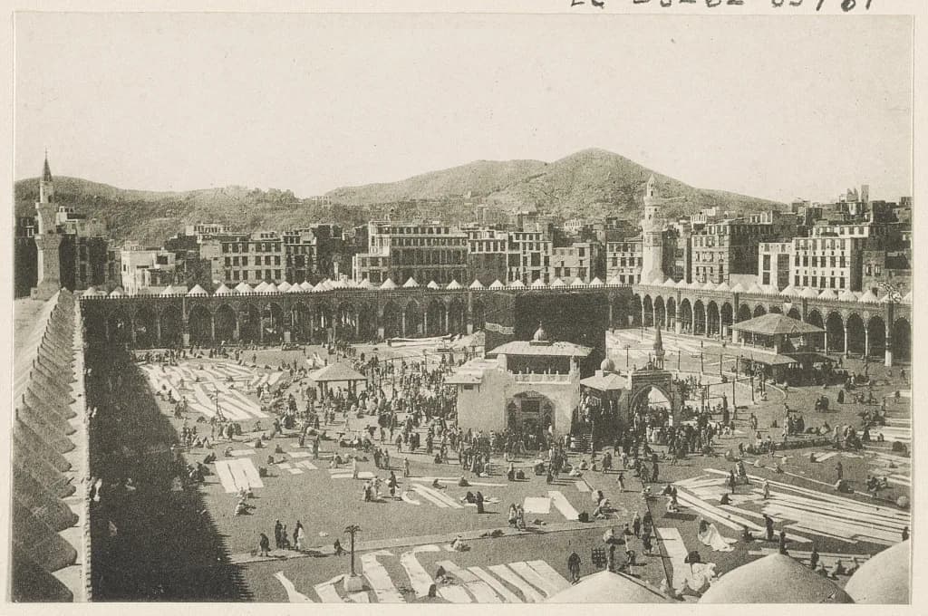Mescid-i Harâm'ın doğu minaresinden görünüşü; Osmanlı revakları ve açık metâf, y. 1914 (neşir 1916) — Library of Congress, Prints & Photographs — B. Moritz, Bilder aus Palästina…, levha 76
