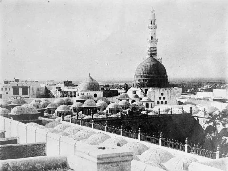 Mescid-i Nebevî: Yeşil Kubbe, Osmanlı minaresi ve kubbe sıraları, 1908 — Imperial War Museums (Q 58757) — fotoğraf: J. H. Halladjian
