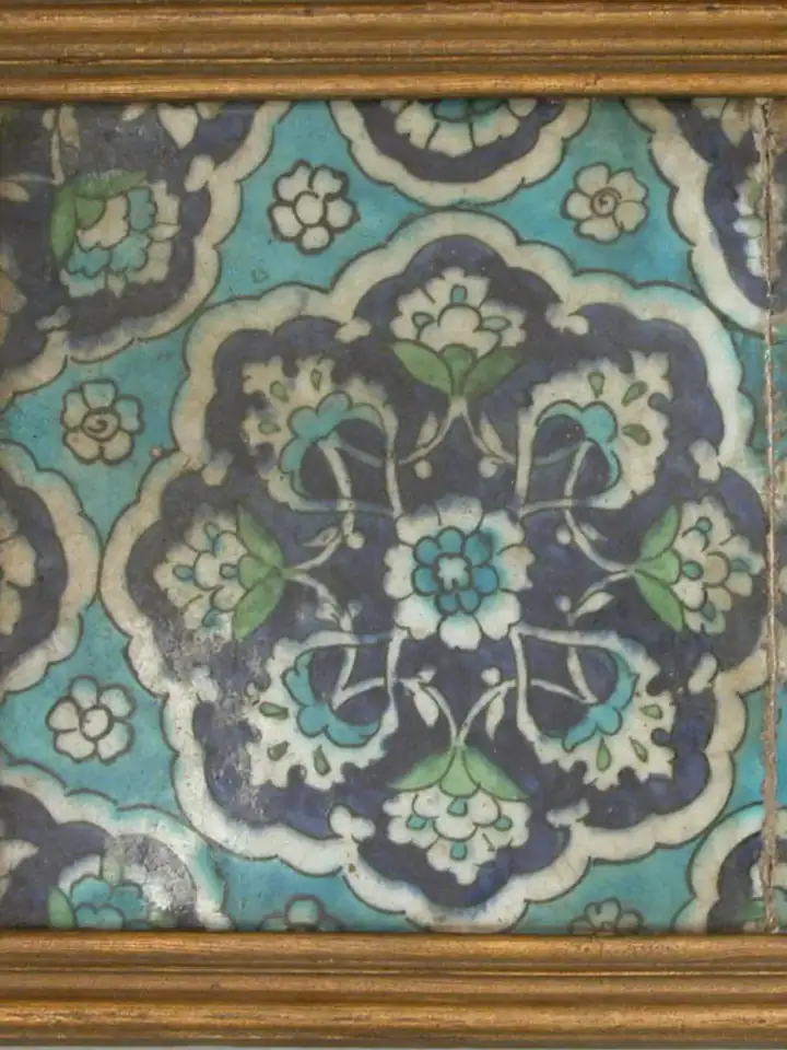 Tile Panel — 17th century; figürsüz İslâm sanatı eseri (The Met, CC0).