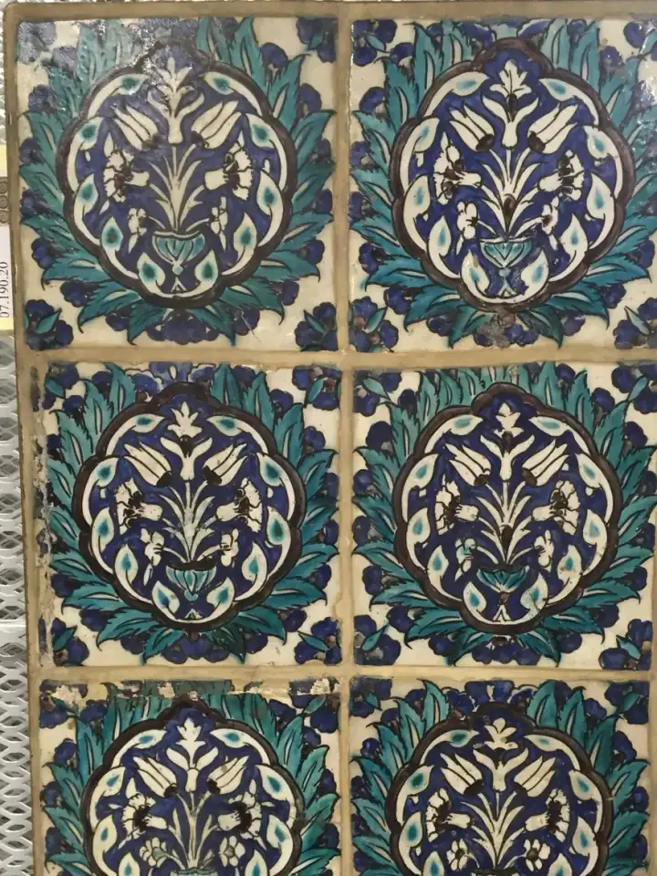 Tile Panel — 17th century; figürsüz İslâm sanatı eseri (The Met, CC0).