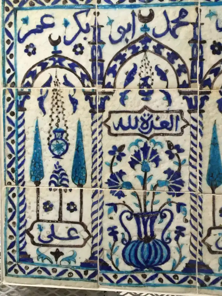 Tile Panel — 18th century; figürsüz İslâm sanatı eseri (The Met, CC0).