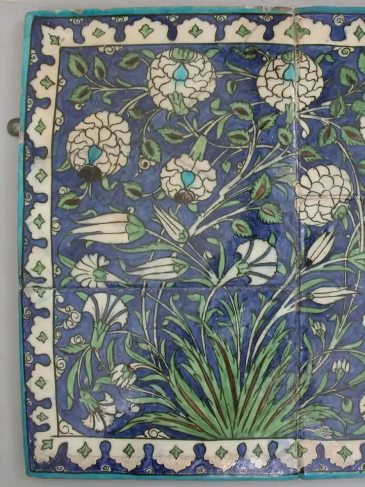 Tile Panel — 16th century; figürsüz İslâm sanatı eseri (The Met, CC0).