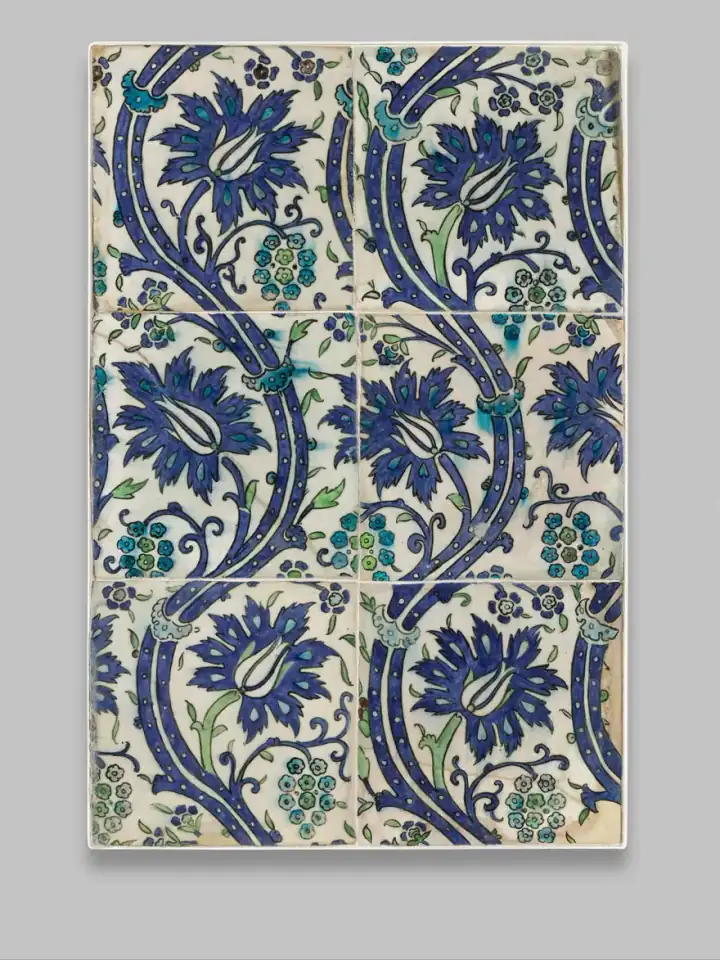 Tile Panel with Wavy-vine Design — 16th–17th century; figürsüz İslâm sanatı eseri (The Met, CC0).
