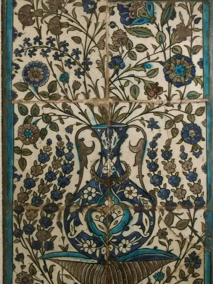 Tile Panel — 16th–17th century; figürsüz İslâm sanatı eseri (The Met, CC0).