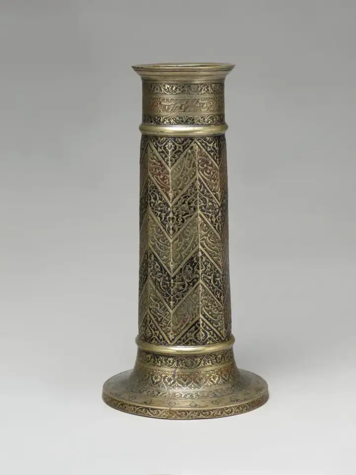 Engraved Lamp Stand with Chevron Pattern — İslâm sanatı; figürsüz İslâm sanatı eseri (The Met, CC0).