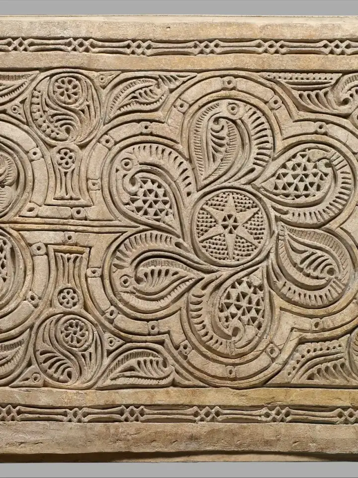 Dado Panel — 10th century; figürsüz İslâm sanatı eseri (The Met, CC0).