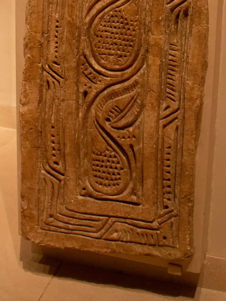 Dado Panel — 10th century; figürsüz İslâm sanatı eseri (The Met, CC0).