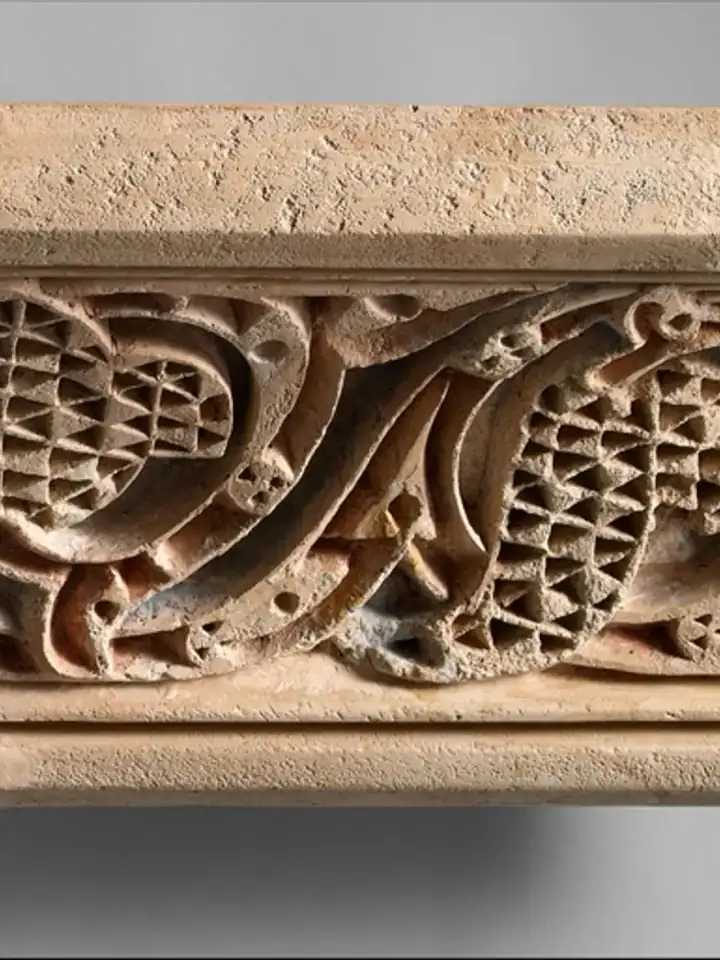 Fragment of a Painted Cornice Panel with Scrolling Vines — 11th century; figürsüz İslâm sanatı eseri (The Met, CC0).