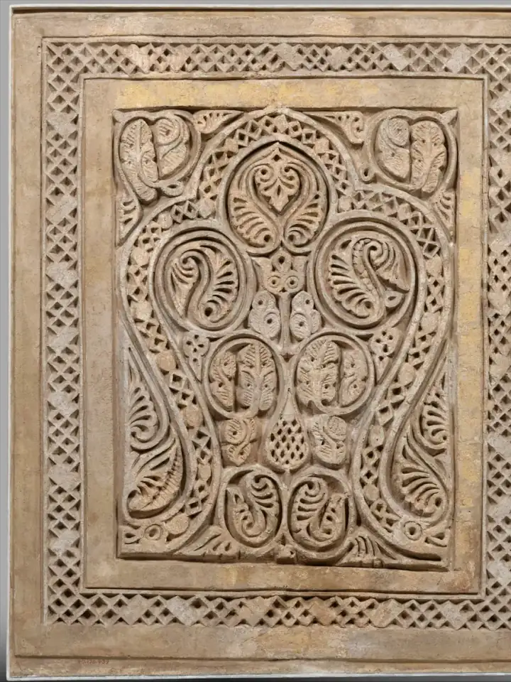 Dado Panel — 10th century; figürsüz İslâm sanatı eseri (The Met, CC0).