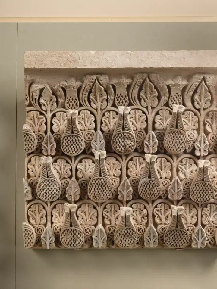 Fragment of a Cornice Panel — 10th century; figürsüz İslâm sanatı eseri (The Met, CC0).