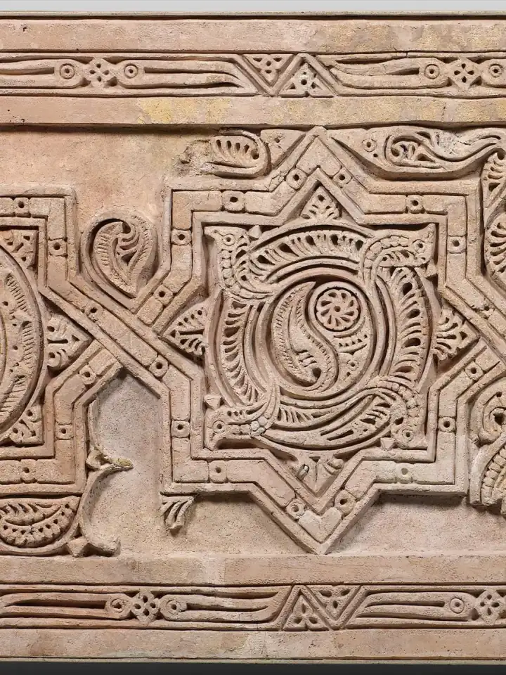 Dado Panel — 10th century; figürsüz İslâm sanatı eseri (The Met, CC0).