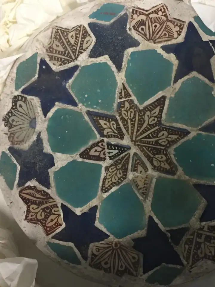 Tile Panel — 13th–fi̇rst half 14th century; figürsüz İslâm sanatı eseri (The Met, CC0).