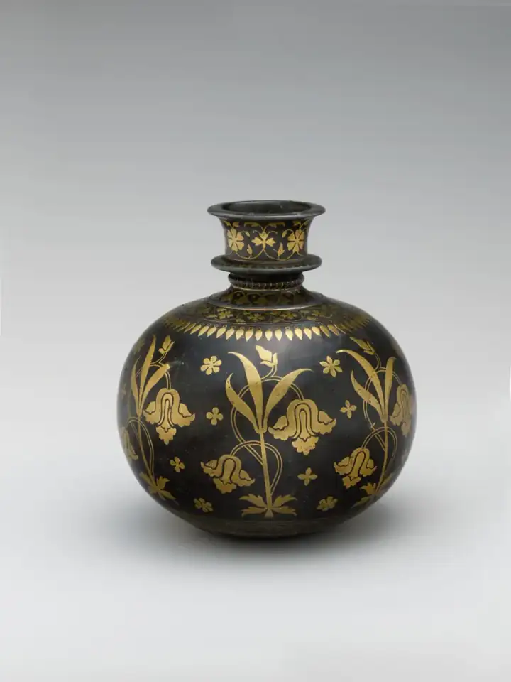 Base for a Water Pipe (Huqqa) with Irises — 17th century; figürsüz İslâm sanatı eseri (The Met, CC0).
