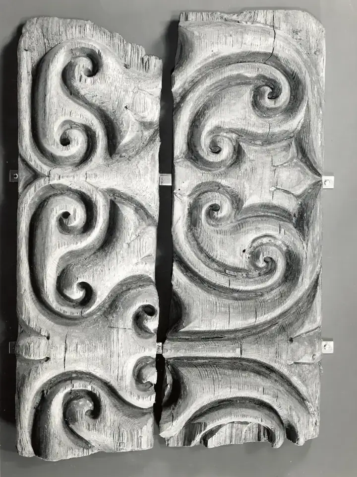 Panel Carved in the "Beveled Style" with Remains of Later Polychromy — 10th century; figürsüz İslâm sanatı eseri (The Met, CC0).