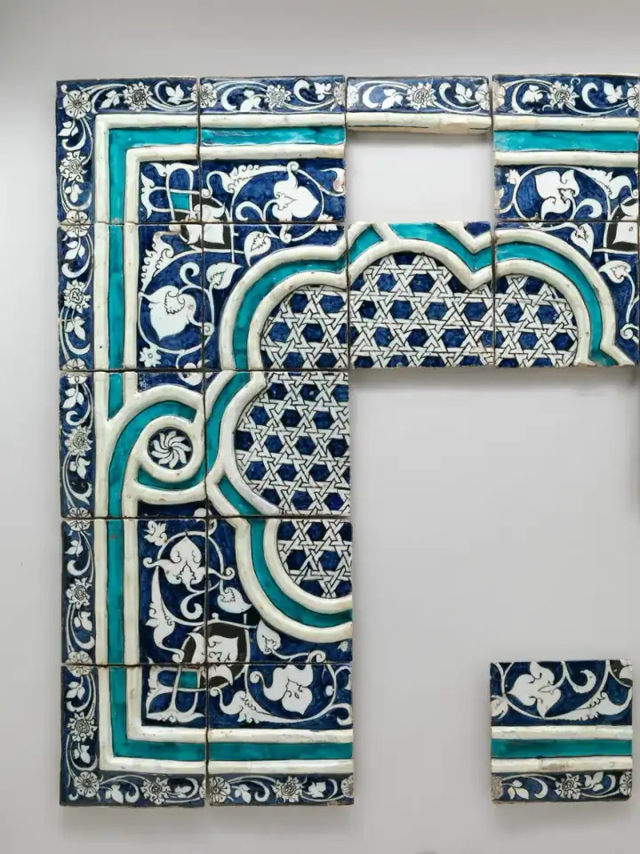 Tile Panel — İslâm sanatı; figürsüz İslâm sanatı eseri (The Met, CC0).